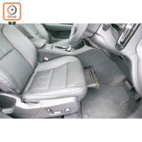 駕駛席下方設隱藏式收納空間，可安心擺放手機及平板等貴重物品。