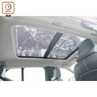 為車廂帶來開揚景致的全景式天窗，屬隨車標準配備。