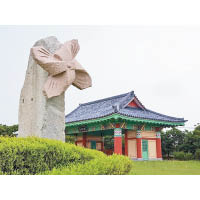 風之丘被指定為「戀人的聖地」，內有多幢韓式傳統建築。