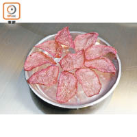 切成薄片的牛肉，要鋪在保鮮紙上，放在陰涼的室溫位置。