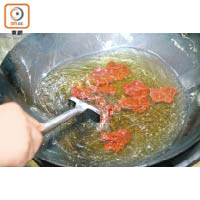 李師傅指，炸牛肉片的過程要將油溫保持在150℃，太高或太低溫都會影響牛肉的口感。
