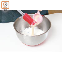 3. 用打蛋器將淡忌廉打至奶昔狀，與煉奶混合成醬汁。