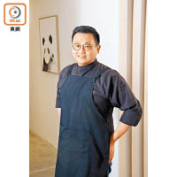 Simon Ching擅長炮製用料講究的西式料理，不但是本地一間意大利菜館的主廚，亦是柴灣一間高級食材店的飲食顧問。