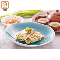 中式薄罉<br>餅皮煙韌富嚼勁，加入韮菜和蝦米等，入口鹹香惹味。