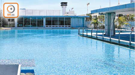 宮古島下地島機場航廈外設有大大個水池，霎眼以為自己去錯Resort！