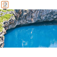 水面會因溫躍層而產生顏色變化，顯出與別不同的碧藍色。