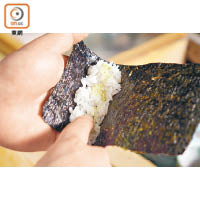 2.把壽司飯鋪在紫菜上。