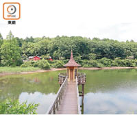 在宮澤湖湖畔，可細看史力奇在水邊的房子。