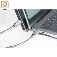 透過USB-C接線，可將屏幕及MacBook Pro連接。