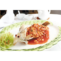 松鼠桂魚屬淮揚菜，酸甜而無骨，同樣有傳是乾隆喜愛的菜式之一。