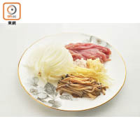 絲、薑絲、蒜蓉、洋葱絲和北菇絲，是基本的餡料食材。