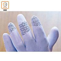 手套的手指位置有類似喱士圖案作點綴。