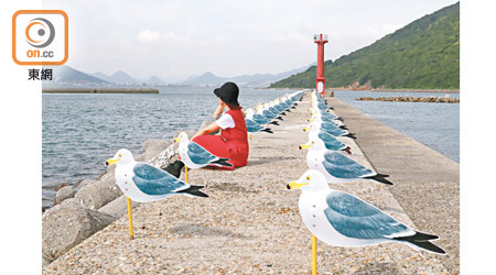 作品mg01「海鷗的停車場」by木村崇人（2010）屹立防坡堤上，300隻海歐會根據風吹而擺動轉向，非常壯觀。
