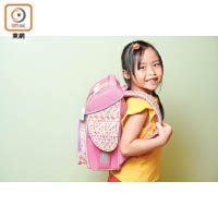 背起書包時，底部應在學童的腰間，不要低過臀部位置，以免書包過大，令重量側向一邊。