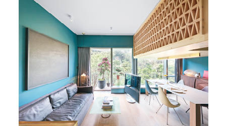 為了令樹屋（右）及窗外的翠綠山景更突出，設計師特意選用沉實的顏色作為客飯廳的主調。