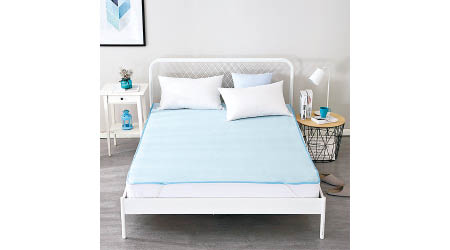 涼感床褥保護墊的質感細緻輕巧，能加快汗水揮發，令睡覺時保持清爽。