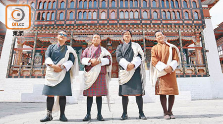 札西秋宗是不丹重地，但卻對外開放，國民或遊客都可入內參觀拍照，穿上傳統不丹服「幗」的導遊們，也不介意給我們任影。