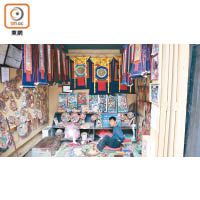 在館內也有不丹傳統手工藝品售賣，工匠中有自力更生的傷殘人士。