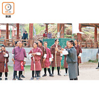 不丹人把射箭比賽視為莊嚴之事，比賽前選手都要先向神明祈福。