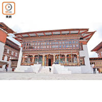 札西秋宗內的建築流露着傳統藏族的木雕紅頂建築風格。