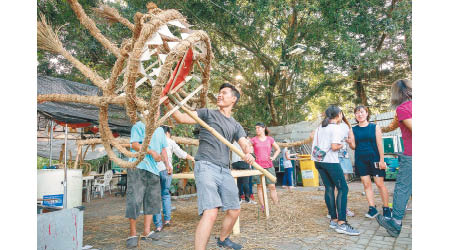 紮火龍是傳統手藝之一，有興趣於今年中秋認識村民、學習手藝、舞動火龍嗎？