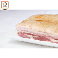 杭州人做東坡肉非常講究，不但選用肥瘦均勻的五花腩肉，還非得兩頭烏豬不可，貪其肉嫩鮮味重。