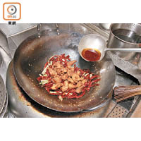 4. 加香辣醬與雞肉同炒至入味即成。