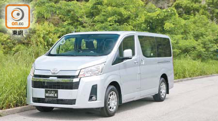 售價：$325,000起<br>換上長車頭的新Hiace， 輸港有標準版及豪華版，後者擁有鍍鉻裝飾鬼面罩、雙電趟門、電索尾箱門和車頭霧燈等。