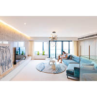 客廳<br>以米白色為主調，配合風格清雅的家具陳設，跟室外的景致互相呼應。