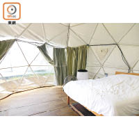 星空營帳篷的部分位置採用透明設計，方便享受浪漫夜景，有需要時亦可放下窗簾。