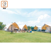 「野營部落」設於流浮山上白泥村，收費為$1,500/晚起，視乎營地款式和日子而定。