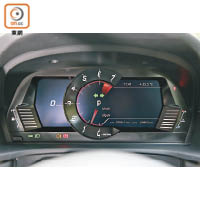 單圈式數碼化儀錶板清晰顯示轉速、波段及轉波指示等行車資訊。