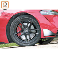 使用黑色19吋鍛造合金輪圈及紅色Brembo前四活塞制動卡鉗，提供上佳抓地力和制動性能。