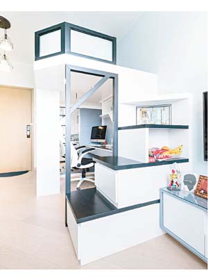 單位樓底高，設計師特地打造閣樓作為寢室，梯級則用作抽屜，一次過增加生活空間與儲物位置。