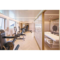 飛橋甲板備有50平方米的健身室與按摩室，可隨時Keep Fit。