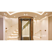 玻璃電梯可穿梭5層甲板，底層機房及儲物室則要經樓梯前往。