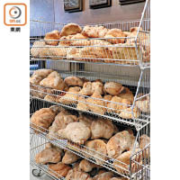 重達1公斤的Pane di Matera麵包，仍是當地人的傳統主食。