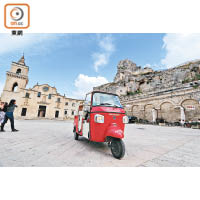 乘坐意大利山區著名的三輪電單車，游走馬泰拉舊城區更添自在。