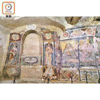 教堂內有更早期的石窟教堂，並保存了古老的宗教壁畫。