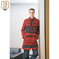 HUGO 紅色「OGUH」標誌羊毛長褸 $6,200、深藍色牛仔褲 $1,700 All from（B）