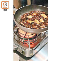 鱘龍魚滷肉飯最難是煮汁火候控制，小心過火乾水。