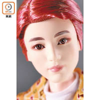 一如Barbie公仔傳統，用上植髮並添上濃妝。
