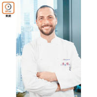 Chef Alexis Bertucat在法國南部土生土長，經學習後成為Calisson Master已5年。除了專注製作Calisson外，更於當地管理製作團隊及工作坊。
