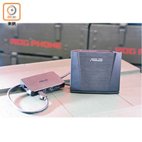 WiGig Dock無線投影底座（售價：$1,999/右）及Professional Dock五合一擴充底座（售價：$799/左）。