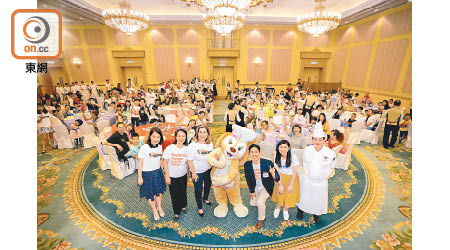 逾百基層家庭成員參與香港迪士尼和膳心連基金合辦的「Cookie與小廚師『盛』夏派對」，學習以剩食炮製美食，之後更入園遊玩，盡興而歸。