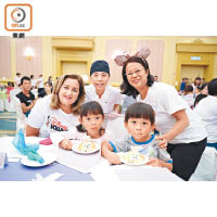 香港迪士尼樂園度假區行政總裁楊善妮（左一）和膳心連基金營運總監翁懿華（右一）表示，雙方已合作多年，希望繼續將「惜食」的訊息帶到社區每個角落。
