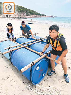 水上歷奇活動主辦人Ken Sir（中）指，香港好多小朋友受過度保護，失去面對及克服困難的能力；希望藉簡單的遊戲及訓練，讓他們認識自己，並肯定自我能力。