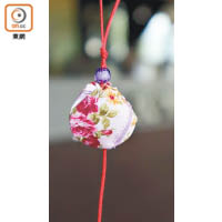 蜆殼DIY體驗，有專人教你用漂亮的蜆殼，搭配工藝素材製作吊飾。