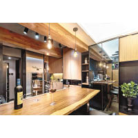 廚房<br>採用開放式設計加上原始味濃的高枱，形成酒吧似的角落。留意枱旁的牆身為鏡面，在視覺上有延伸空間的效果。