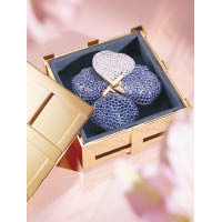 Flora主題鉑金及18K黃金花卉胸針，鑲嵌總重逾28卡的圓形藍寶石及以圓形修飾的玫瑰切割寶石，收藏於24K鍍金盒中。（A）